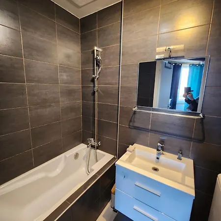 T2 A Proximite Du Metro Valmy Apartment *